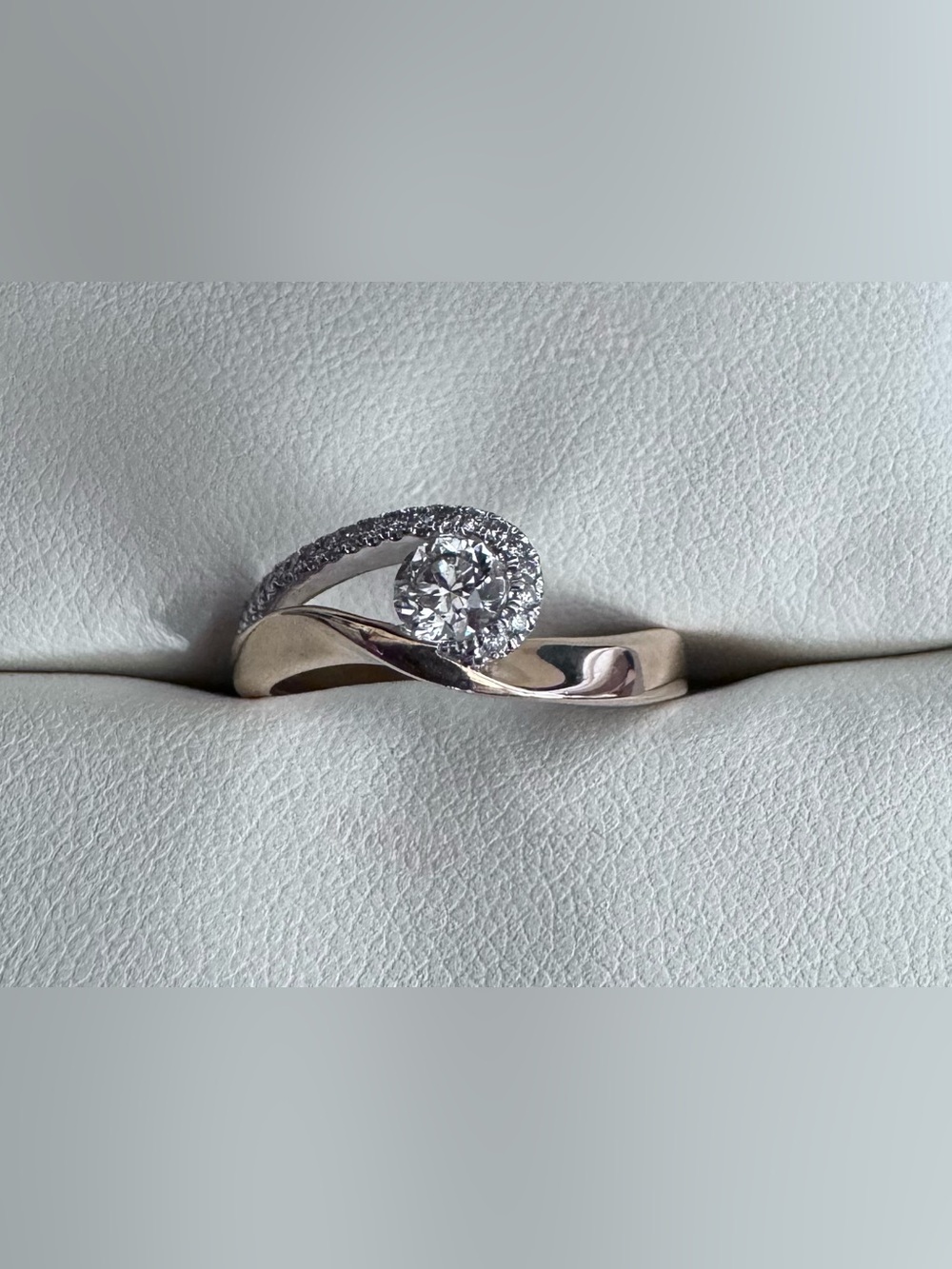 Swirl Halo Diamond in 14k Gold Band
